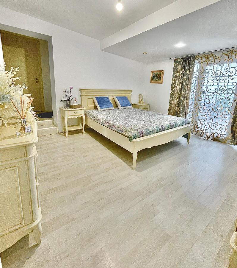 Casa In Inima Capitalei Villa Bukares Bagian luar foto